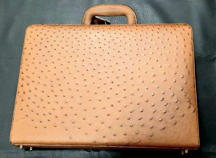EXQUISITE: Late 20th Century Genuine 'Busby' Ostrich Skin Leather Gent's Executive Briefcase(UNUSED)