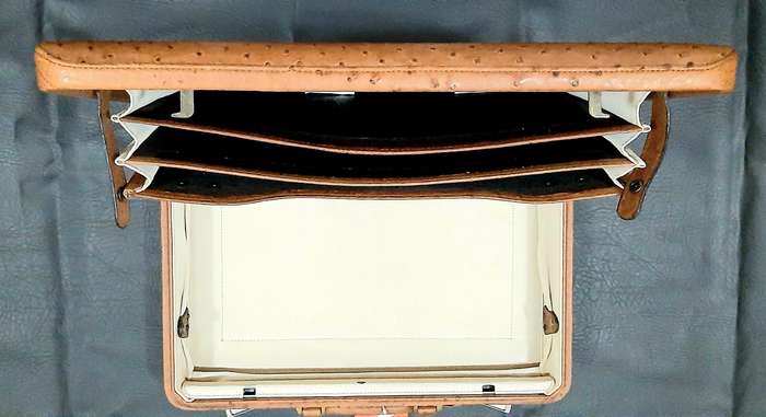 EXQUISITE: Late 20th Century Genuine 'Busby' Ostrich Skin Leather Gent's Executive Briefcase(UNUSED)