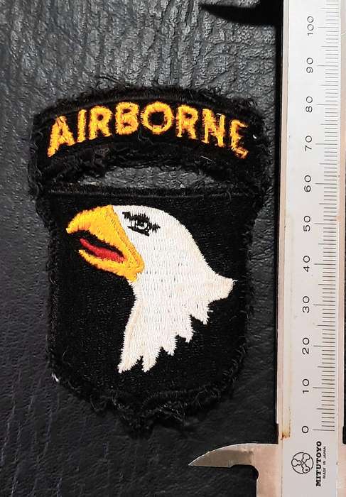 1980s/1990s U.S. Army : 101st Airborne Unit Embroidered Unit Flash w/ Title (USED).