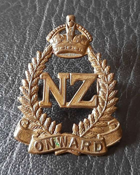 WW1: (ANZAC) New Zealand Military Forces Brass Cap Badge (Lugs Intact).
