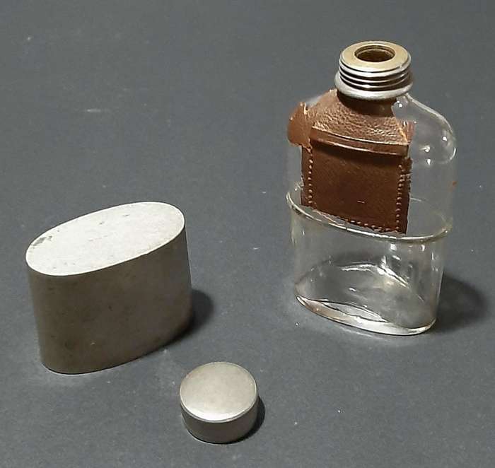RARE: WW1 British/ Commonwealth Soldier's Private-Purchase Glass Hipflask w/ Cup (Complete).