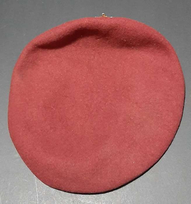 SA Military: SAMS 2000s Maroon Service Beret w/ Badge & Lining (56)