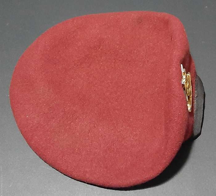 SA Military: SAMS 2000s Maroon Service Beret w/ Badge & Lining (56)