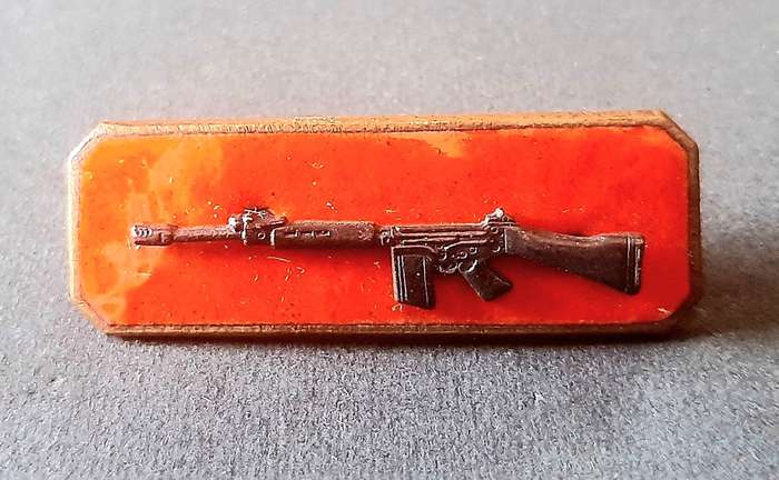Border War: 1960s SADF Enamel & Brass Marksman's 'Skietbalkie' Proficiency Badge w/ Pins.