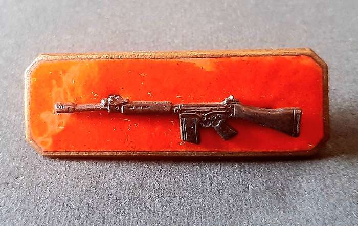 Border War: 1960s SADF Enamel & Brass Marksman's 'Skietbalkie' Proficiency Badge w/ Pins.