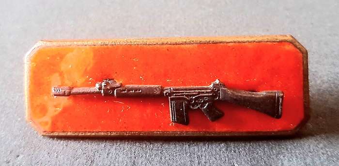 Border War: 1960s SADF Enamel & Brass Marksman's 'Skietbalkie' Proficiency Badge w/ Pins.