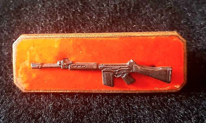 Border War: 1960s SADF Enamel & Brass Marksman's 'Skietbalkie' Proficiency Badge w/ Pins.
