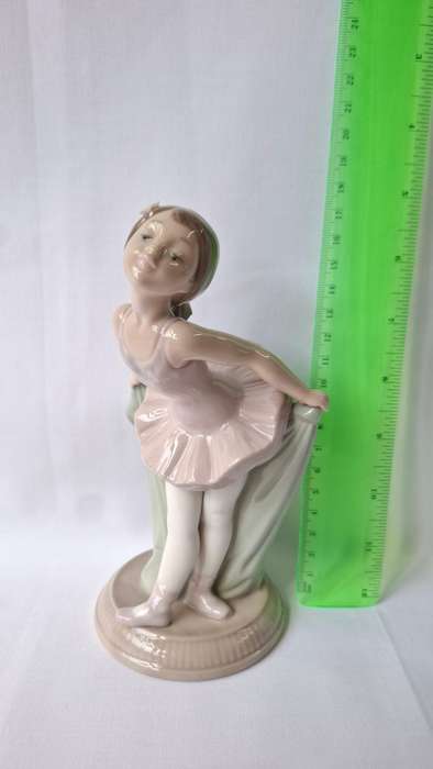Beautiful Porcelain Ballerina Figurine "My Recital" from NAO by Lladro - Excellent Condition