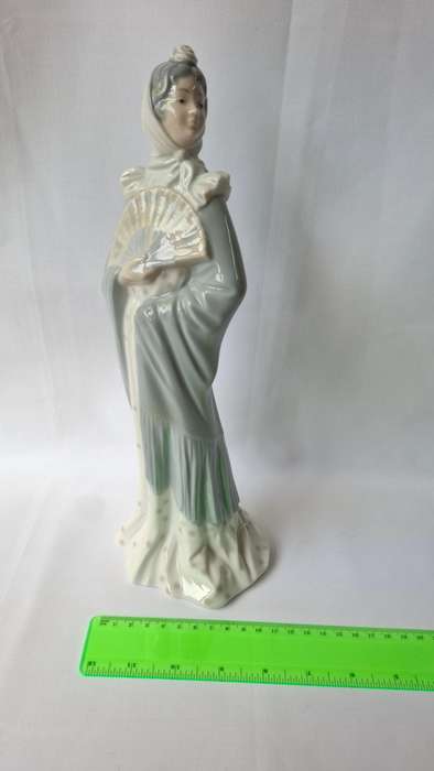 Beautiful Vintage NOA by Lladro "The Sophisticate" Figurine - Excellent Condition