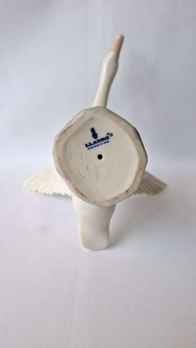 Beautiful Lladro Porcelain Figurine "Taking Flight Goose" - Excellent Condition