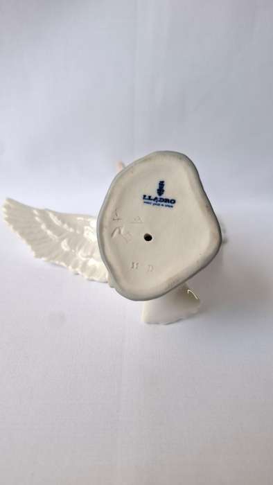 Beautiful Lladro Porcelain Figurine "Jumping Duck" - Excellent Condition