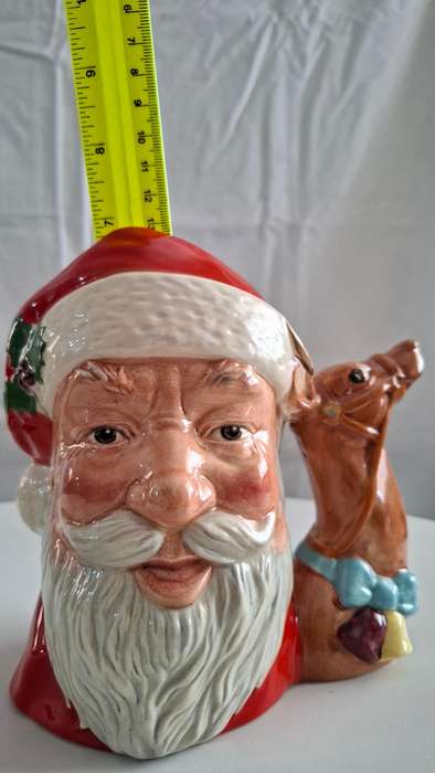 Stunning Vintage Royal Doulton Santa Claus with Reindeer D6675 - 1982 in Excellent Condition
