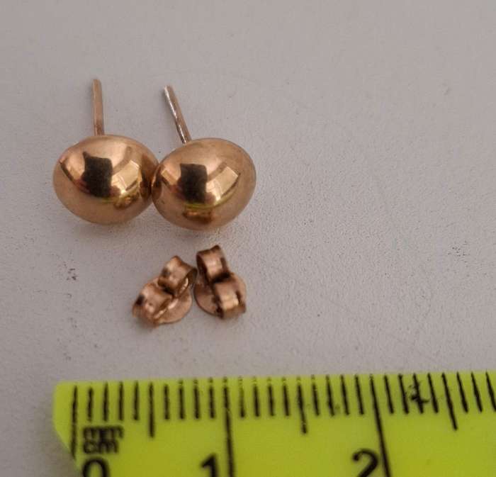 Stunning Vintage Set of 9 ct Gold Stud Earrings in Excellent Condition (0.9 grams) Clearly marked