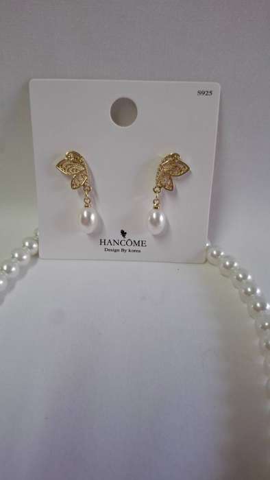 Lot 8A - A Beautiful String of Pearls with Pearl Earrings