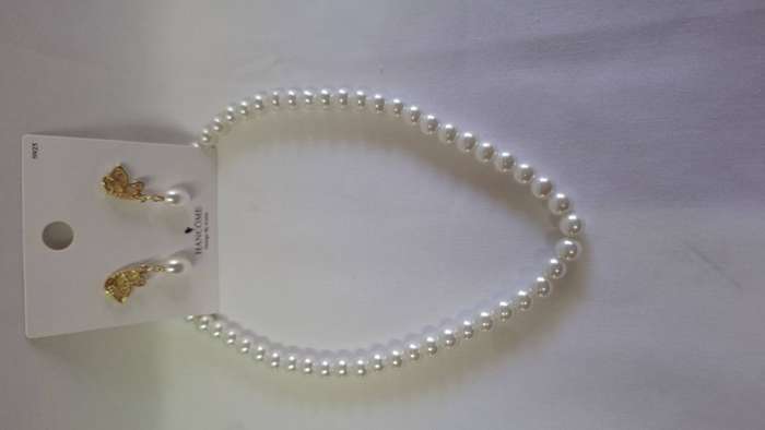 Lot 8A - A Beautiful String of Pearls with Pearl Earrings