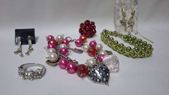 Lot 27A - A Beautiful Collection of Costume Jewelry Pieces