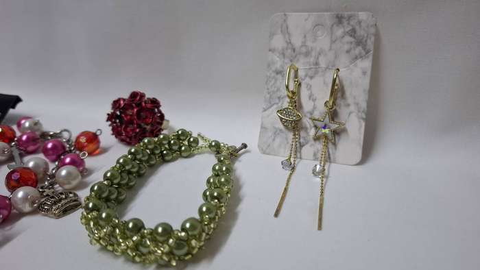 Lot 27A - A Beautiful Collection of Costume Jewelry Pieces