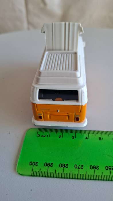 Stunning Maisto 1/42 Volkswagen Type 2 Bus - Good Condition - Not Boxed