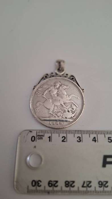 Silver 1889 Queen Victoria Jubilee Head Crown Coin set in a Pendant Mount-Excellent Condition 30.8 g