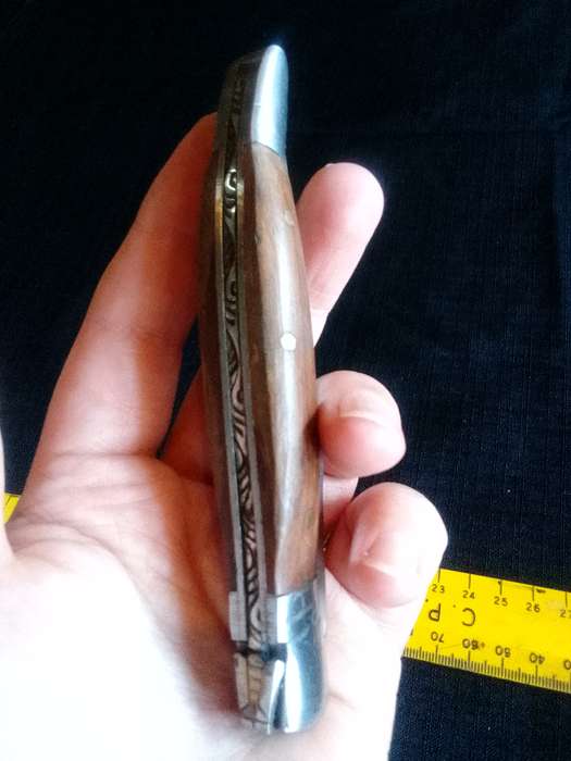 Stunning Pocket Knife with Wooden Handle in Excellent Condition L: 210mm