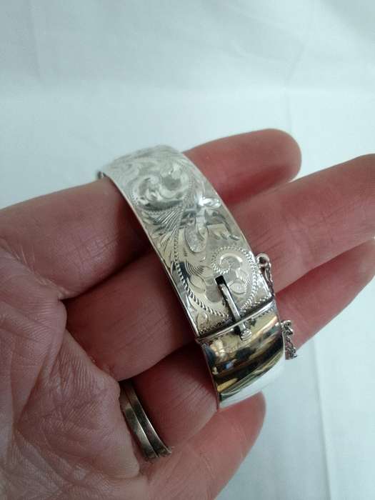 Beautiful Vintage Hallmarked Solid Sterling Silver Engraved Hinged Clasp Bangle 57.6g-Good Condition