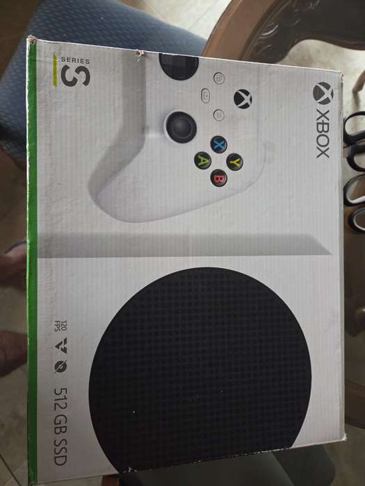 Xbox series S 512 GB with 3 Controllers