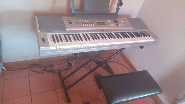 Yamaha portable grand DGX-230 & chair & stand