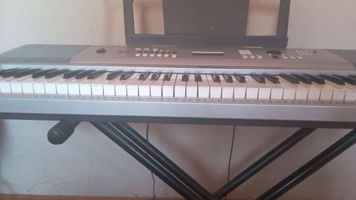Yamaha portable grand DGX-230 & chair & stand