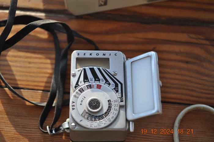 Vintage Camera Flashes and Light Meter (as is)