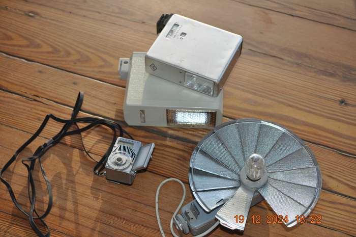 Vintage Camera Flashes and Light Meter (as is)