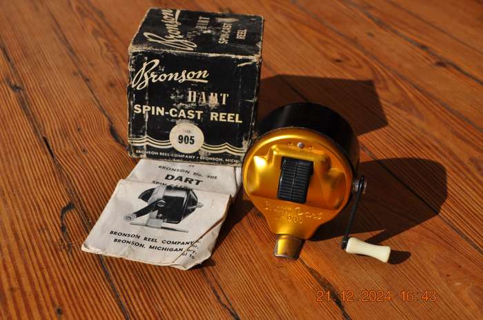 Vintage Dart Spin-Cast No 905 Reel (in box)