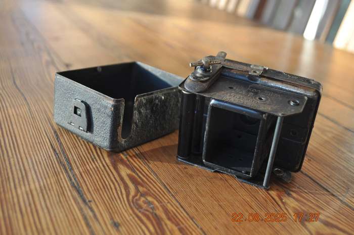 Vintage Zeiss Ikon Baby Box Tengor Film Camera
