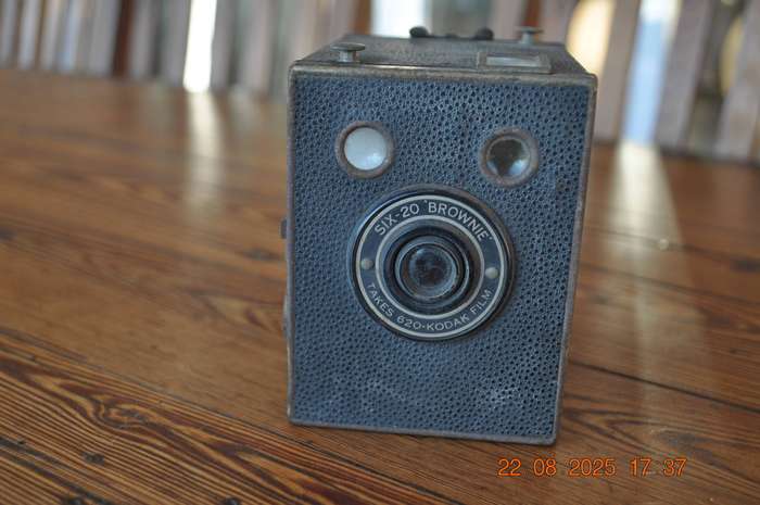 Vintage Brownie Six-20 Camera Takes 620 Kodak Film