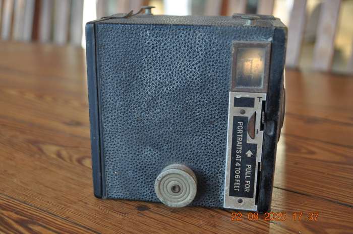 Vintage Brownie Six-20 Camera Takes 620 Kodak Film
