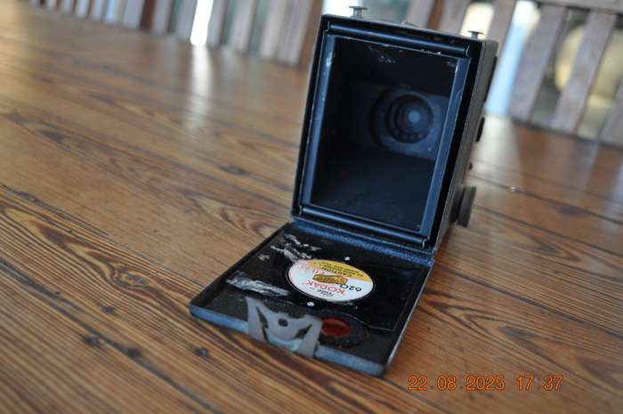 Vintage Brownie Six-20 Camera Takes 620 Kodak Film
