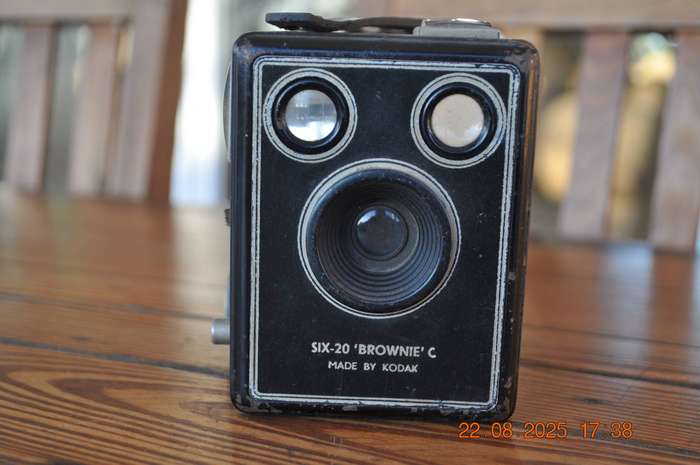 Vintage Brownie Six-20 Model C Box Film Camera