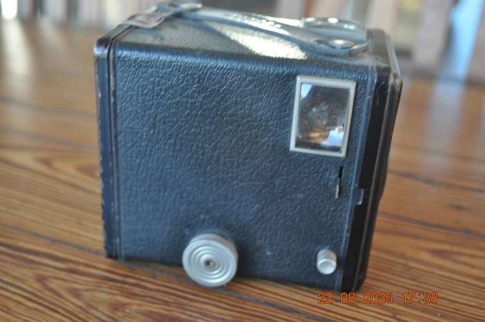 Vintage Brownie Six-20 Model C Box Film Camera