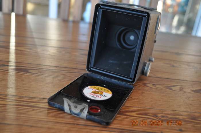 Vintage Brownie Six-20 Model C Box Film Camera
