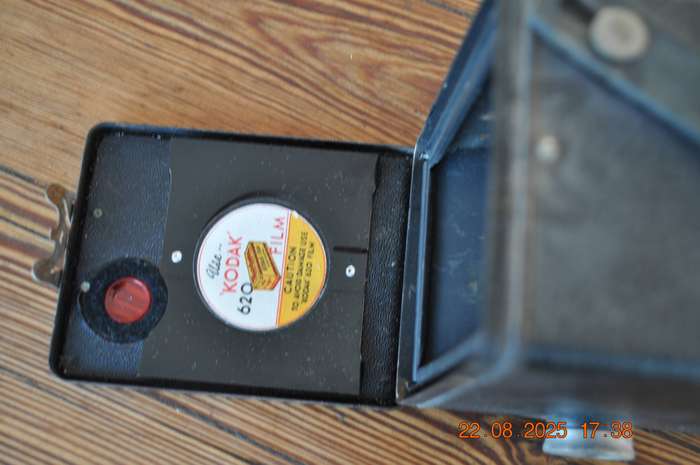 Vintage Brownie Six-20 Model C Box Film Camera