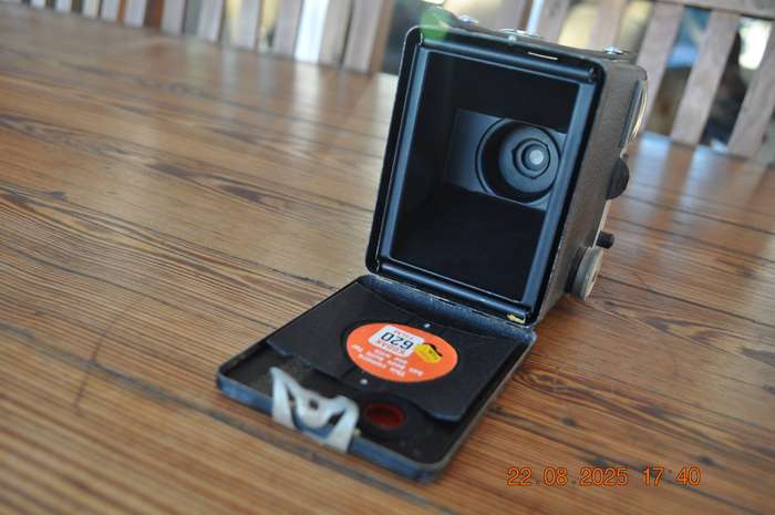 Vintage Brownie Six-20 Model D Box Film Camera