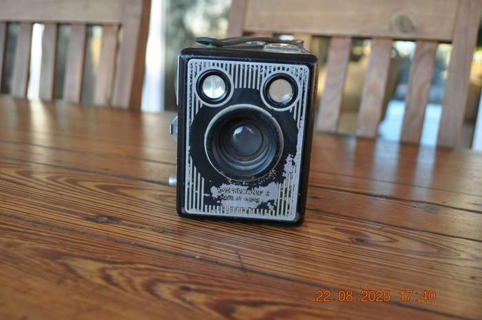 Vintage Brownie Six-20 Model E Box Film Camera