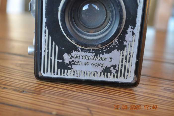 Vintage Brownie Six-20 Model E Box Film Camera