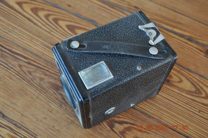 Vintage Brownie Six-20 Model E Box Film Camera