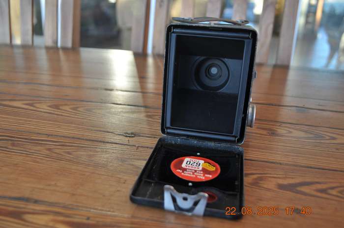 Vintage Brownie Six-20 Model E Box Film Camera