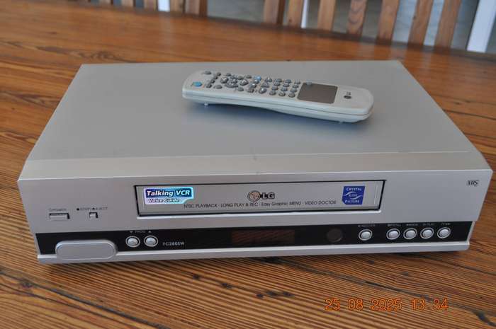 LG VHS Video Cassette Player With Remote