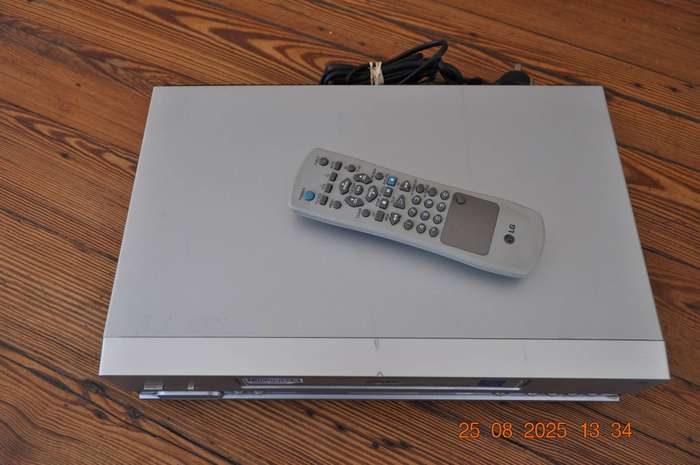 LG VHS Video Cassette Player With Remote