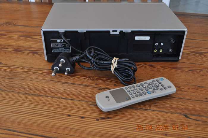 LG VHS Video Cassette Player With Remote