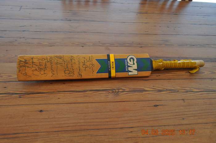 Gunn and Moore Cricket Bat Singed By South Africa