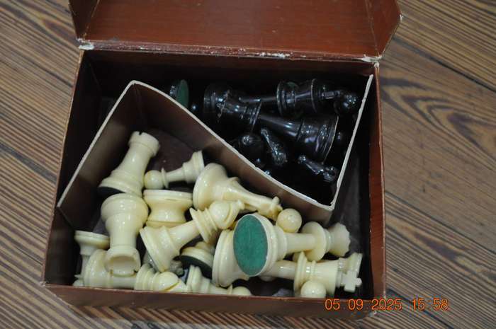 Vintage Loose Chess Pieces For Spares