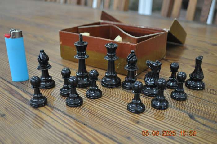 Vintage Loose Chess Pieces For Spares